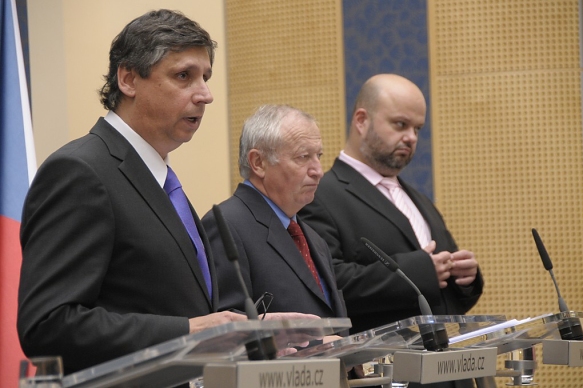 TK po zasedání vlády. Zleva: premiér Jan Fischer, ministr financí Eduard Janota a ministr vnitra Martin Pecina, 19.10.2009