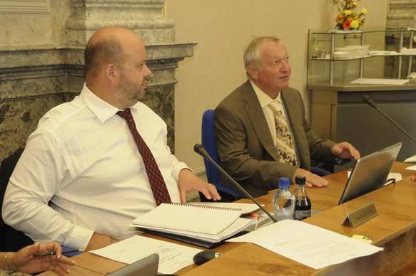 Zasedání vlády. Zleva: M. Pecina, ministr vnitra a E. Janota, ministr financí