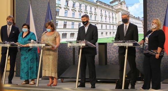 Členové vlády na tiskové konferenci informovali mimo jiné o zřízení Rady vlády pro zdravotní rizika, 27. července 2020.