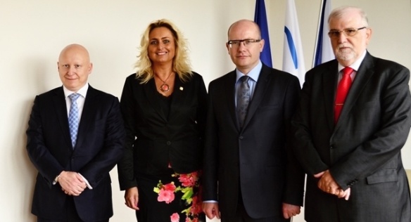 Premiér Bohuslav Sobotka jednal 23. července 2015 o podpoře technického školství se zástupci Svazu průmyslu a dopravy ČR. Zdroj: SP ČR