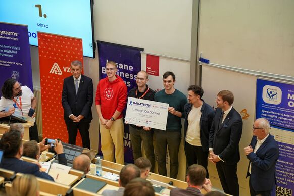 Premiér Andrej Babiš při vyhlášení vítězů Rakathon 2026.