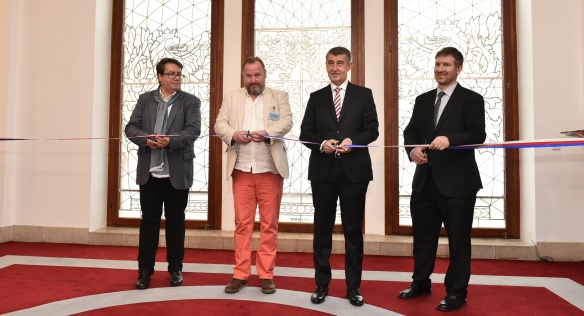 Premiér Babiš u příležitosti 100. výročí vzniku Československa převzal uměleckou vitráž s námětem státní symboliky, 16. října 2018.