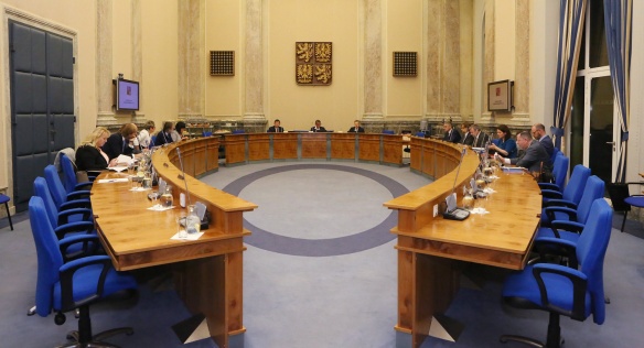 Vláda ve středu 14. listopadu 2018 schválila navýšení platů zaměstnanců ve veřejném sektoru.