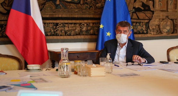 Premiér Andrej Babiš během videokonferenčního jednání vlády, na němž se řešilo další prodloužení nouzového stavu, 24. dubna 2020.