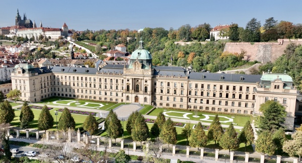 Strakova akademie, sídlo vlády ČR.