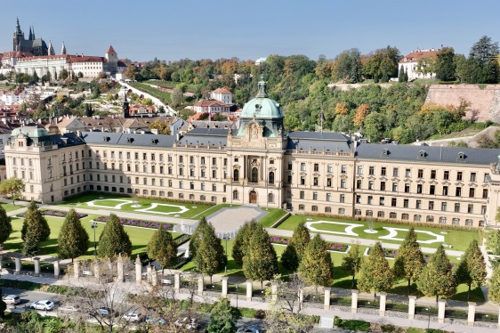 Strakova akademie, sídlo vlády ČR.