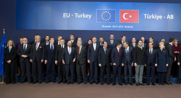 Společné foto před mimořádným jednáním lídrů Evropské unie a Turecka, 29. listopadu 2015. Zdroj: Evropská rada