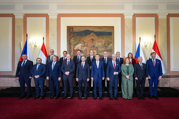 Společná fotografie členů české a maďarské vlády po prvních česko-maďarských mezivládních konzultacích v Praze, 29. října 2026.