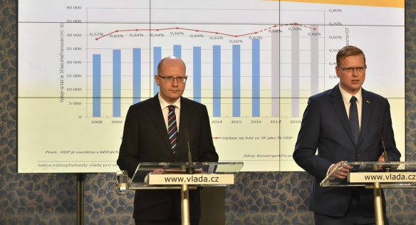 Bilanční schůzka předsedy vlády Bohuslava Sobotky s místopředsedou pro vědu, výzkum a inovace Pavlem Bělobrádkem, 2. prosince 2016.