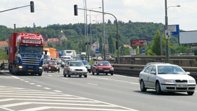 Návrh vlády: Obce omezí vjezd aut do center