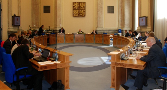 Před jednáním vlády.