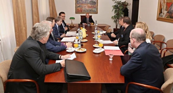 Jednání k postupu lepší koordinace státních orgánů v boji proti tzv. kvízomatům, 3. května 2016.