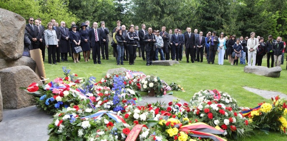 Premiér Bohuslav Sobotka a ministři Daniel Herman a Jiří Dienstbier uctili v sobotu 10. května 2014 v Letech u Písku památku romských obětí holocaustu