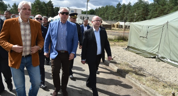 Premiér Sobotka dnes navštívil společně s ministrem Chovancem přijímací středisko pro zajištění cizinců i tábor pro uprchlíky 