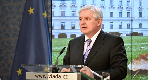 Předseda vlády Jiří Rusnok na tiskové konferenci po jednání vlády.