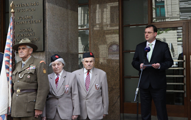 Premiér uctil památku obětem květnového povstání lidu