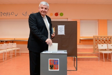 Premiér Jiří Rusnok vhodil svůj hlas do volební urny v Praze-Vinoři 25. října 2013.