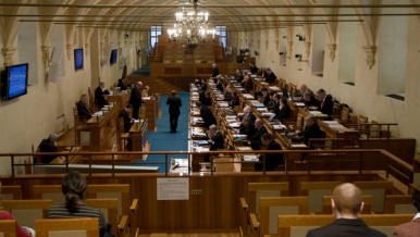 Daň z převodu nemovitostí zaplatí prodávající - ilustrační obrázek Senát