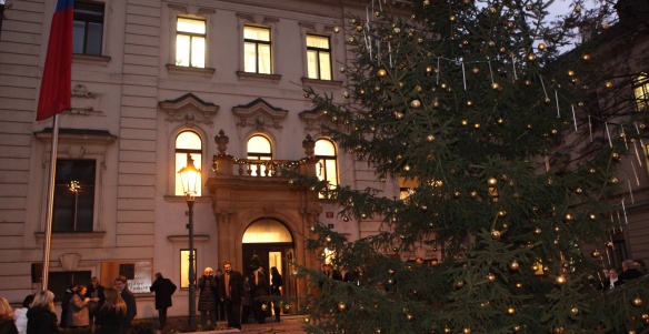 Úřad vlády přeje krásné Vánoce a šťastný rok 2014.