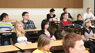 Ilustrační obrázek - studenti střední školy