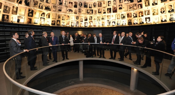 Premiér Sobotka uctil společně s ministry památku obětí holocaustu v Jad Vašem, 25. listopadu 2014.