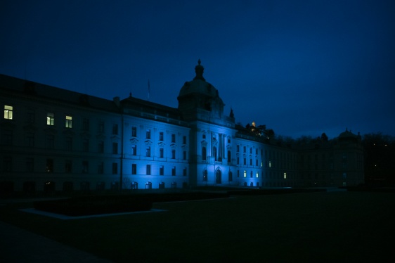 12. března 2025: Modře nasvícený Úřad vlády připomene vstup ČR do NATO