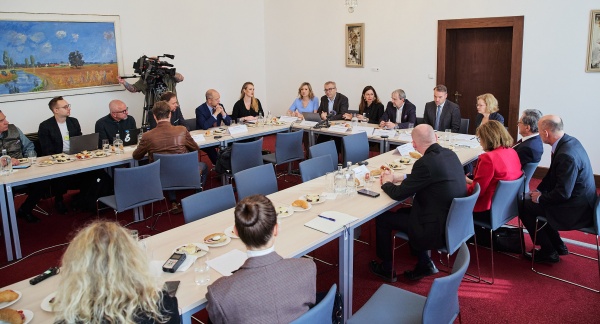 Ministr pro místní rozvoj P. Kulhánek a zmocněnkyně vlády pro lidská práva K. Šimáčková Laurenčíková na TK k obnově německých hrobů, 22. května 2025.