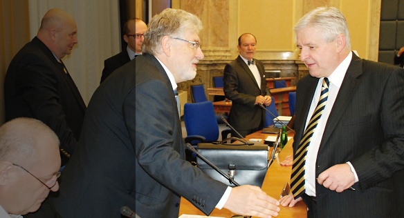 Ministr zdravotnictví Martin Holcát s premiérem Jiřím Rusnokem před jednáním vlády, 6.11.2013
