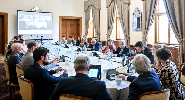 V Hrzánském paláci v Praze se sešli členové RVVI na společném zasedání se svým mezinárodním poradním orgánem, tzv. Mezinárodní radou, 21. května 2025.