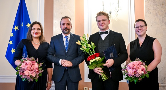 Ministr pro vědu, výzkum a inovace Marek Ženíšek s laureátkami a laureátem Cen vlády nadanému studentovi za rok 2023, 18. září 2024.