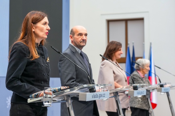 Tiskovou konferenci Rady vlády pro paměťovou agendu zahájila zmocněnkyně vlády pro lidská práva Klára Šimáčková Laurenčíková, 28. listopadu 2025.