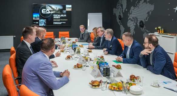 Premiér Petr Fiala navštívil společnost Excalibur Army, 9. ledna 2023.