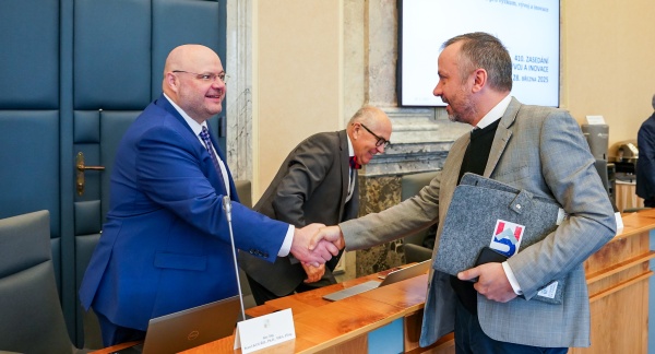 Ministr pro vědu, výzkum a inovace Marek Ženíšek se zdraví se členy Rady pro výzkum, vývoj a inovace, 28. března 2025.