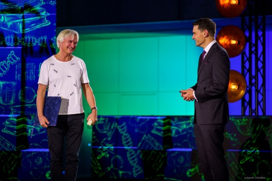 Držitelem Národní ceny vlády Česká hlava za rok 2025 je Julius Lukeš. Na snímku s moderátorem večera Danielem Stachem. Zdroj: Ceskahlava.cz