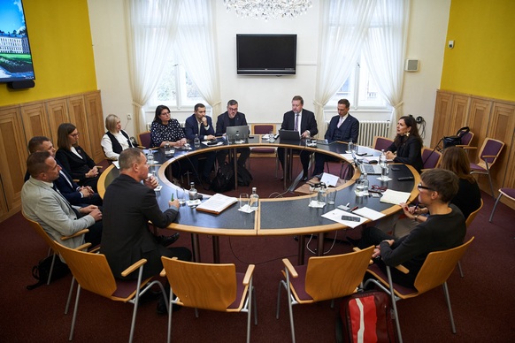 Meziresortní setkání řešilo narůstající násilí mezi mladistvými a systémovou prevenci