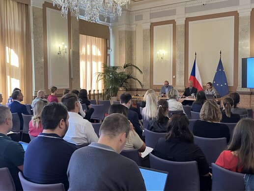 P. Mička z Úřadu vlády a L. Bílá a V. Horsák z ÚOHS v sále ve Strakově akademii