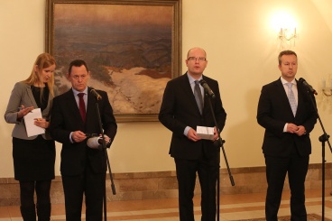 Simon Upton, Bohuslav Sobotka a Richard Brabec na tiskové konferenci, Fórum pro udržitelný rozvoj, 28. listopadu 2014 (Panel_3.JPG, 39 kB, 368x245)