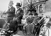 Nově zvolený československý prezident Tomáš Garrigue Masaryk a ministerský předseda Antonín Švehla odjíždějí od budovy parlamentu po volbě prezidenta.