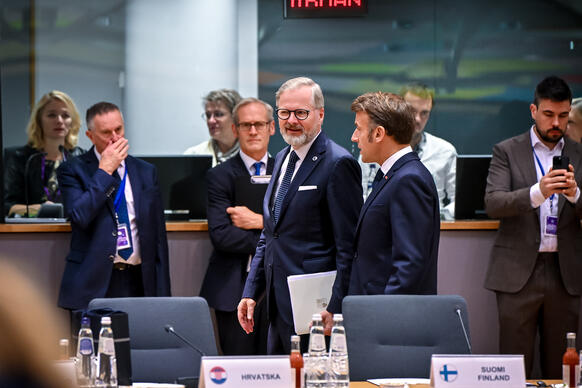 Příchod premiéra Fialy na jednání Evropské rady, 23. října 2025.