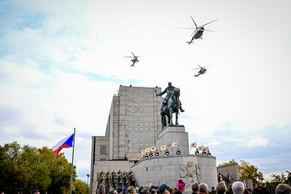 Nad Národním památníkem na Vítkově přeletěly armádní gripeny, 28. října 2025.
