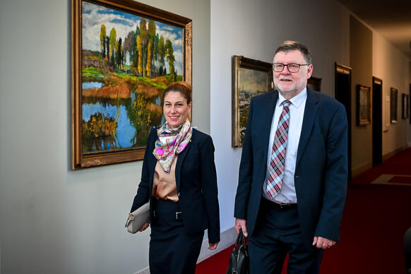 Ministryně spravedlnosti Eva Decroix a ministr financí Zbyněk Stanjura přicházejí k jednacímu sálu vlády, 29. října 2025.