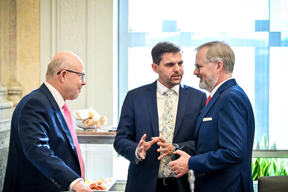 Premiér Petr Fiala v debatě s vicepremiérem Vlastimilem Válkem a ministrem životního prostředí Petrem Hladíkem, 29. října 2025.