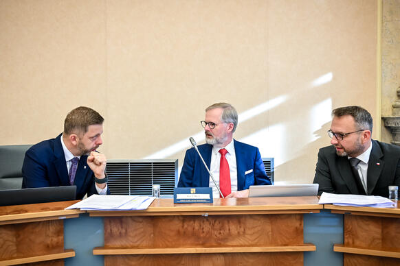 Premiér Petr Fiala v debatě s vicepremiéry Vítem Rakušanem a Marianem Jurečkou, 29. října 2025.