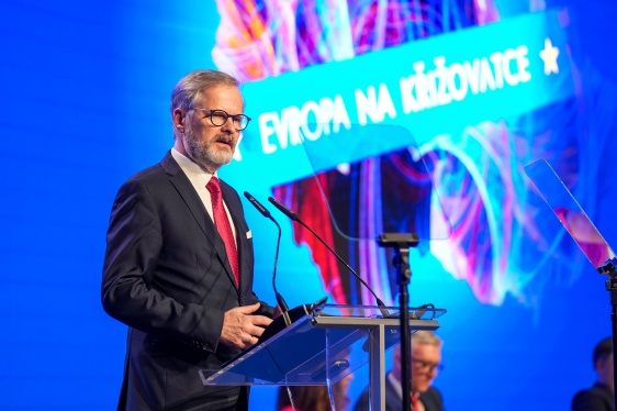 Premiér Petr Fiala vystoupil s projevem na třetím ročníku konference Česko na křižovatce, 15. dubna 2025.